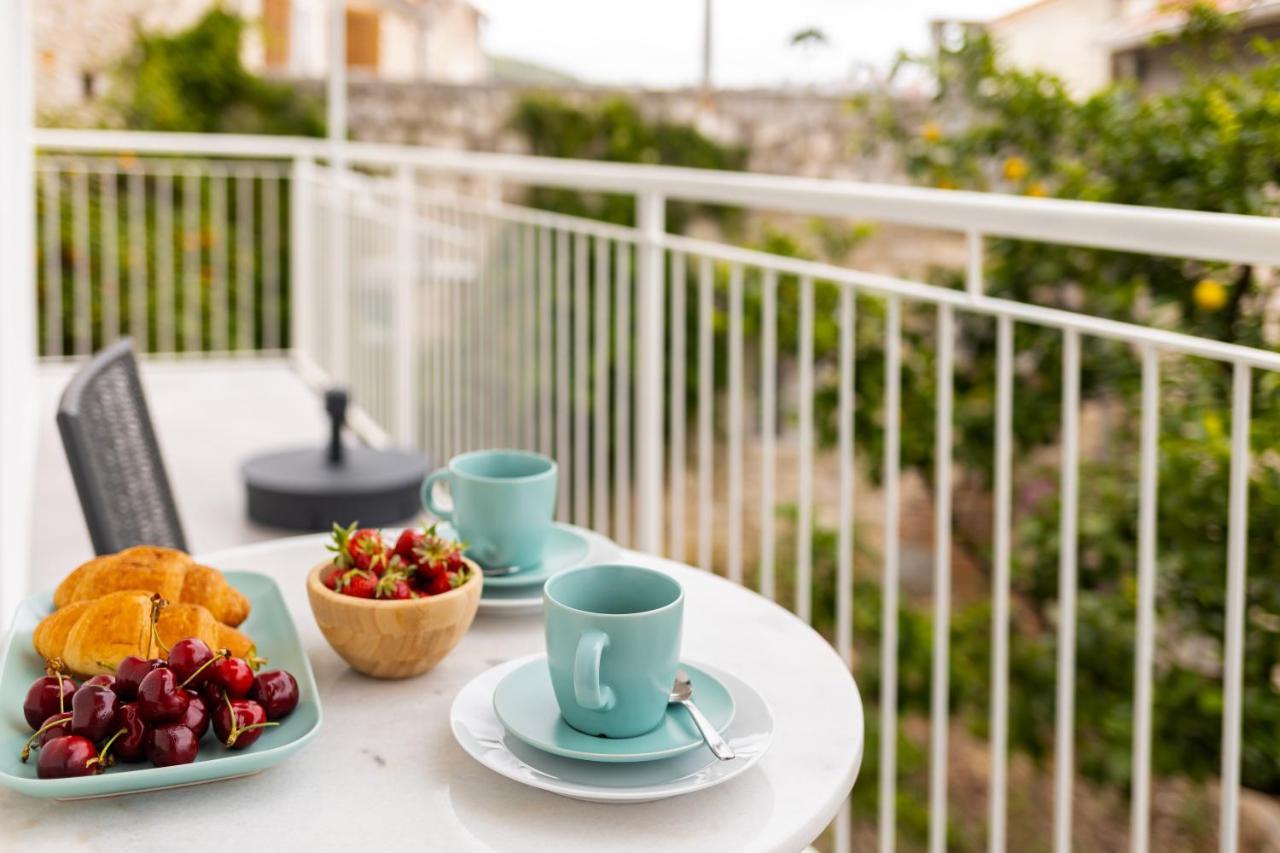 Jesliving Hvar - 2 Bedroom Elegant Apartment With Sea View In Historic Center Of Хвар Экстерьер фото