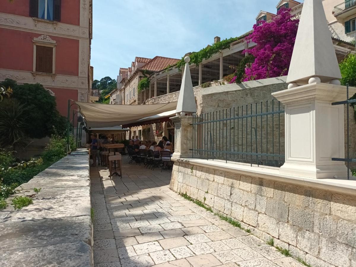 Jesliving Hvar - 2 Bedroom Elegant Apartment With Sea View In Historic Center Of Хвар Экстерьер фото