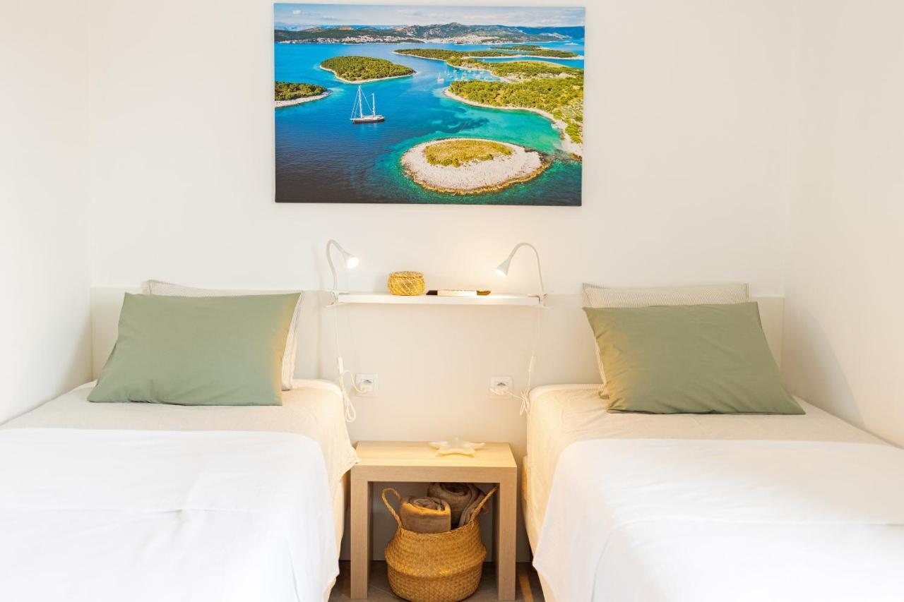 Jesliving Hvar - 2 Bedroom Elegant Apartment With Sea View In Historic Center Of Хвар Экстерьер фото