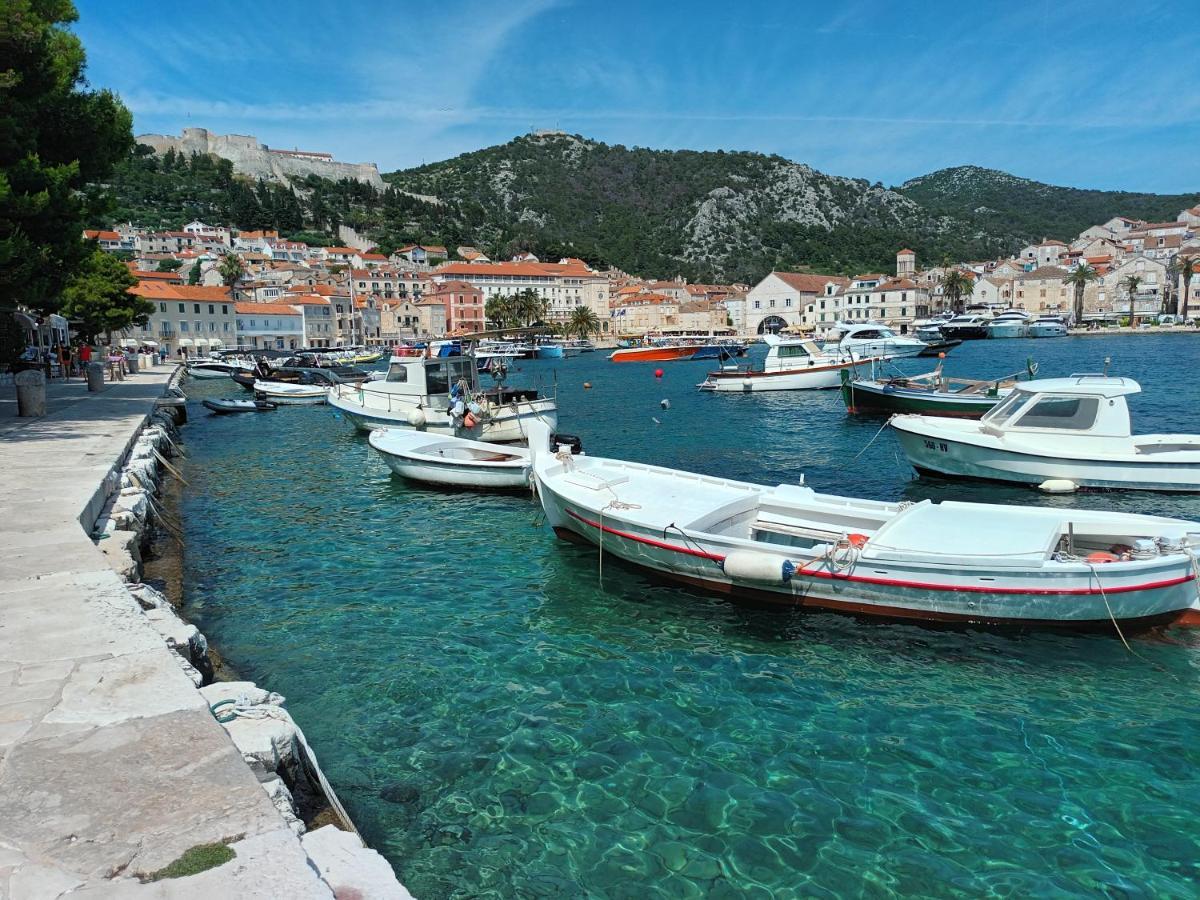Jesliving Hvar - 2 Bedroom Elegant Apartment With Sea View In Historic Center Of Хвар Экстерьер фото