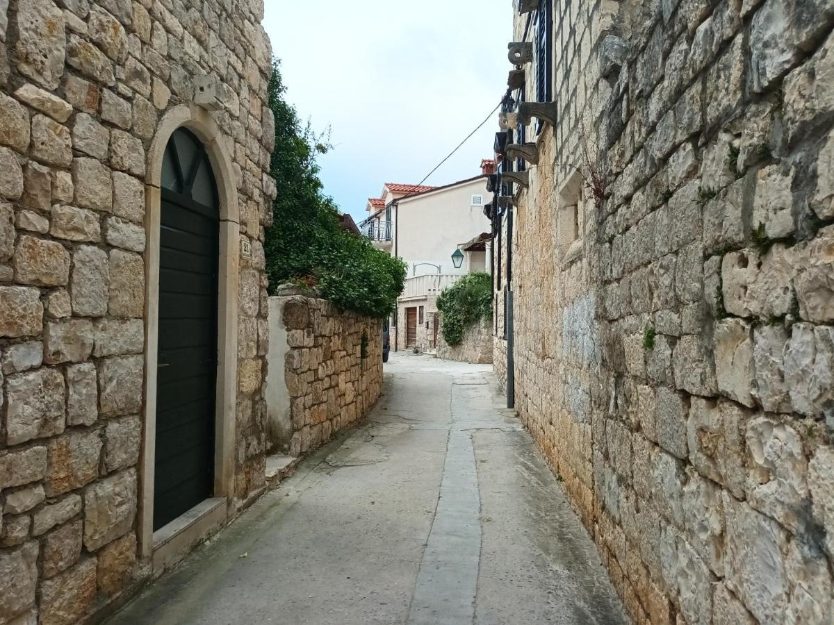 Jesliving Hvar - 2 Bedroom Elegant Apartment With Sea View In Historic Center Of Хвар Экстерьер фото
