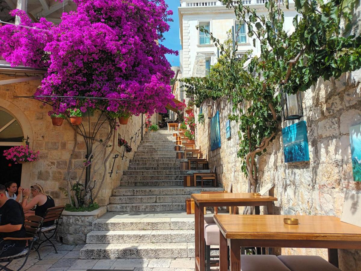 Jesliving Hvar - 2 Bedroom Elegant Apartment With Sea View In Historic Center Of Хвар Экстерьер фото