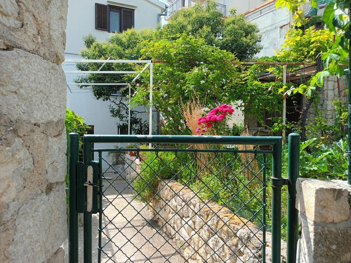 Jesliving Hvar - 2 Bedroom Elegant Apartment With Sea View In Historic Center Of Хвар Экстерьер фото